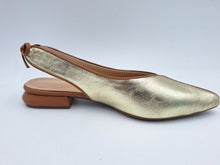 Carica l&#39;immagine nel visualizzatore di Gallery, Daphne slingback in pelle oro
