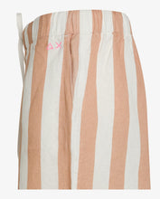 Carica l&#39;immagine nel visualizzatore di Gallery, Sun 68 shorts donna in lino a righe bianche e cammello
